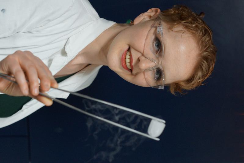  Die Chemikerin Christina M. Tonauer im Labor.   