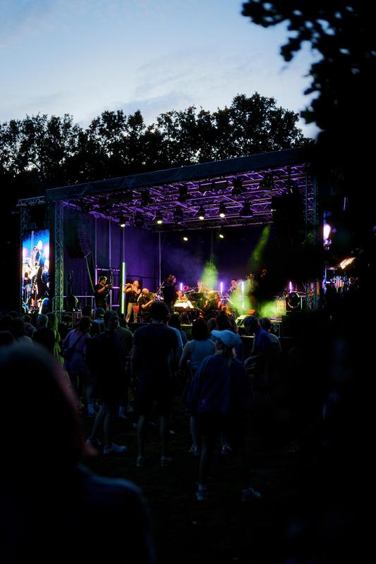 Viele der Konzerte finden open air auf dem Gelände der Hamburger Sternwarte in Bergedorf statt.