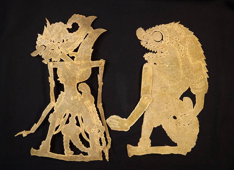 Zwei unbemalte Figuren aus der wiederentdeckten Kollektion traditioneller Wayang-Schattenspielpuppen.