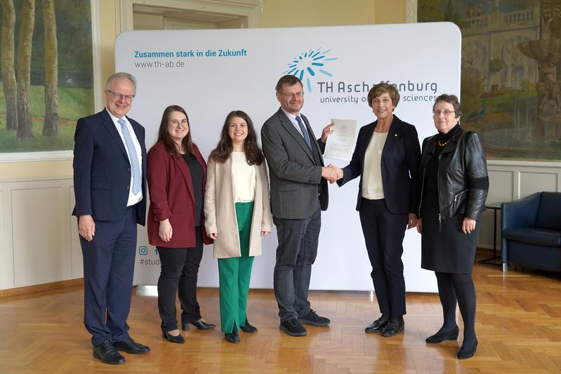 Berufsschulleiter und TH-Präsidentin nach der Vertragsunterzeichnung an der Hochschule.