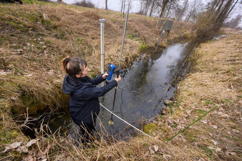 Messungen des Wasserdurchflusses in einem Fließgewässer im Demnitzer Mühlenfließ vom Team von Dörthe Tetzlaff.