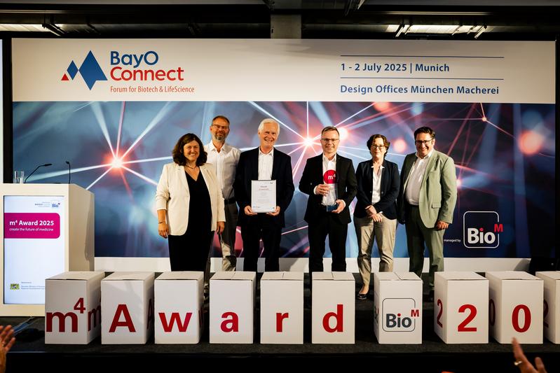 Verleihung des m4 Awards an das Team BlockALZ, v.l.n.r.: Dr. Petra Burgstaller (BioM), Dr. Thorsten Zacher (SFT), Prof. Dr. Michael Sendtner (UKW), Dr. Michael Briese (UKW), Christina Enke Stolle (BioM) und Staatssekretär Tobias Gotthardt 