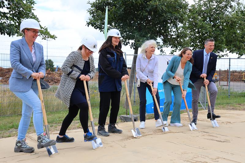 At the ground-breaking ceremony (f. r.): IOW Director Oliver Zielinski, MV Science Minister Bettina Martin, IOW Head of Admin Beatrix Blabusch, Carmen-Alina Botezatu, Sara Paetrow, and Anne Breuer, all from the State Building and Real Estate Office.