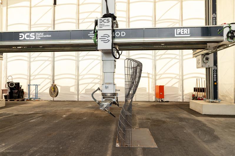 Der 6 Meter hohe 3D-Drucker wurde gemeinsam von dem 3D-Druck-Unternehmen COBOD und der TU Braunschweig entwickelt.