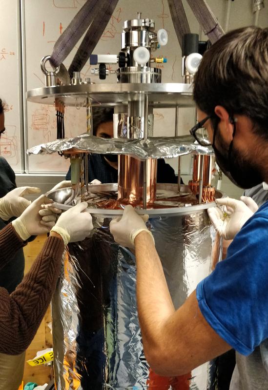 Für die Experimente bei extrem niedrigen Temperaturen montieren die Forscher im Labor einen großen Kryostaten, in dem sich der Halbleiterchip mit den Quantenpunkten befindet. 