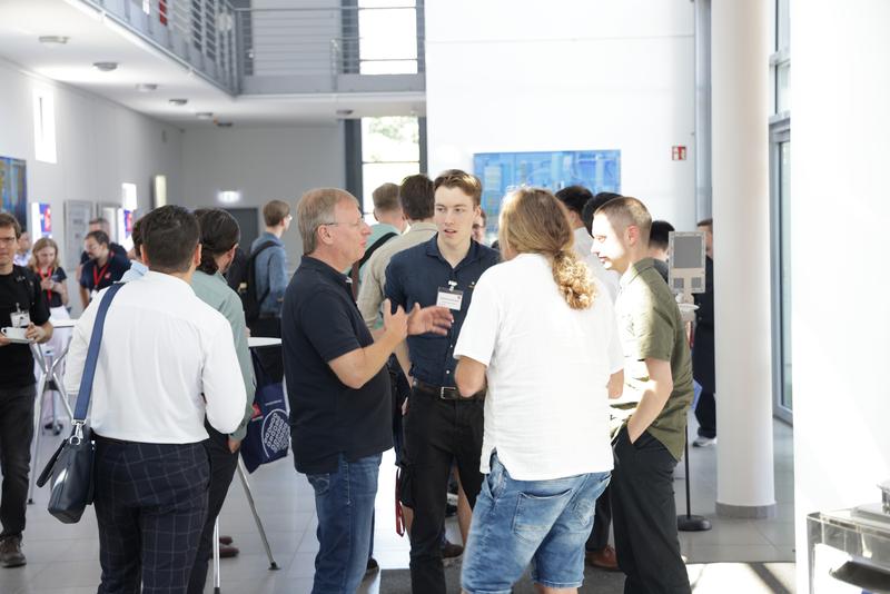 Die Teilnehmenden nutzen eine Pause zum Networking.