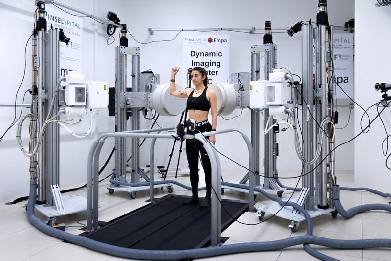 Für die dynamischen 3D-Bilder der Schulter kommt ein biplanares radiographisches Bildgebungssystem (DBRI) zum Einsatz das bei sitem-insel, dem Schweizer Institut für Translationale und Unternehmerische Medizin in Bern, installiert ist.