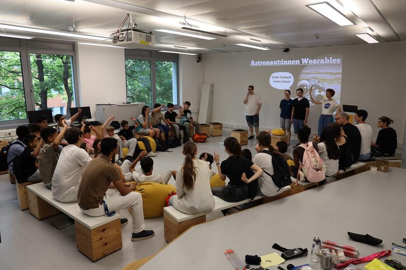 28 Schülerinnen und Schüler der Nibelungen Realschule plus Worms sind bereits das zweite Mal Gast am Fachbereich Informatik, um kreative Lösungen und neue Ideen für eine aktive Zukunftsgestaltung zu entwickeln