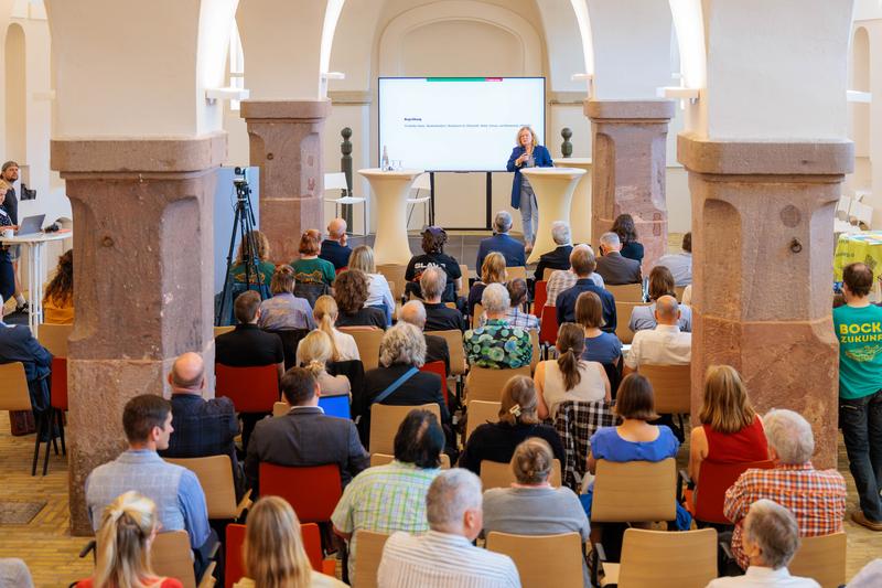 Friederike Haase, Staatssekretärin im Ministerium für Wirtschaft, Arbeit, Energie und Klimaschutz des Landes Brandenburg, hob den Beitrag der Nachhaltigkeitsplattform zur politischen Meinungsbildung in Brandenburg hervor. 
