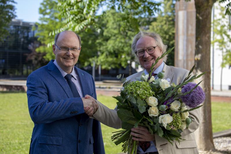 Der amtierende Rektor Prof. Dr. jur. Bodo Wiegand-Hoffmeister (rechts) nimmt die Glückwünsche des Senatsvorsitzenden Prof. Dr.-Ing. Martin Krohn zur Wiederwahl entgegen.