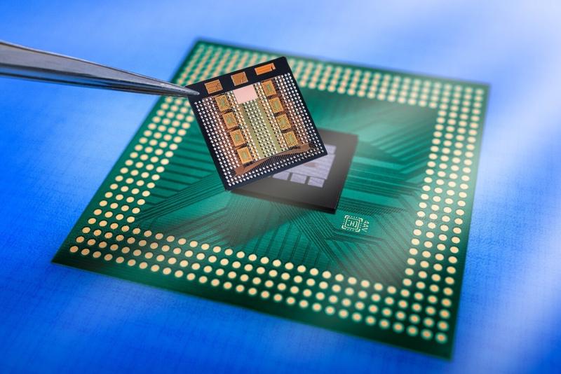 Neu entwickelte photonisch integrierte Schaltungen (PICs) werden im Projekt PUNCH so in einem elektrischen System integriert, dass Netzwerkübertragungen künftig mit weniger Verlusten und Verzögerungen auskommen. 