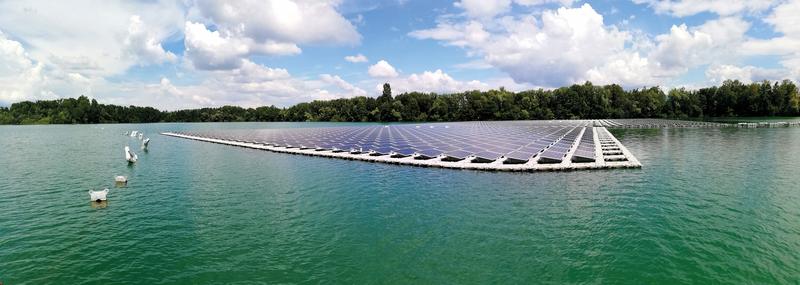 Floating-PV-Anlage auf einem Baggersee bei Renchen. 