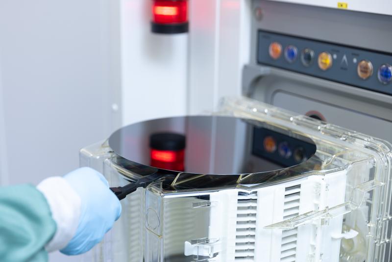  Vier gewinnt: Neuer Halbleiter für die Chips der Zukunft Der beschichtete Wafer ist optisch nicht von einem herkömmlichen zu unterscheiden.