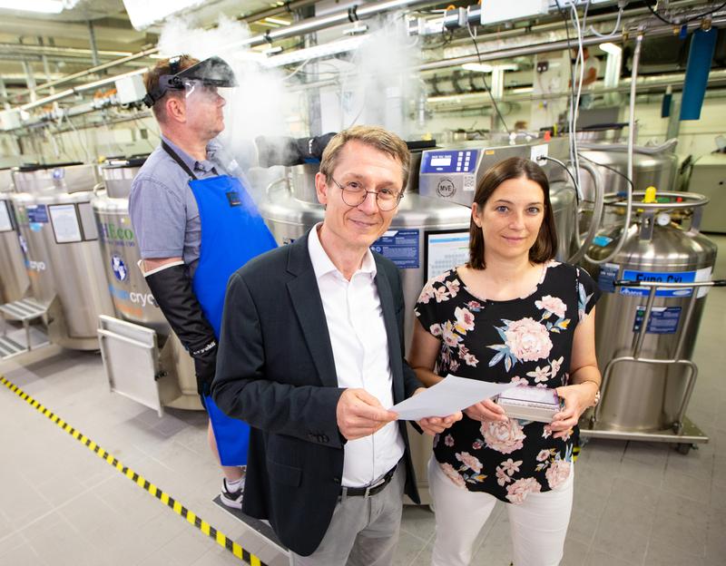 Prof. Illig und Dr. Haag (von links) in den Räumen der Biobank im Clinical Research Center (CRC) Hannover. Im Hintergrund sieht man einen Tank, in dem Bioproben eingelagert werden. 