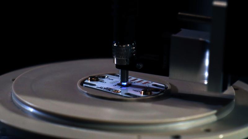 Laboraufbau mit Fern-UVC-LED-Chip bestehend aus Zehntausenden 235 nm Mikro-LEDs, die in eine Glasfaser emittieren. 