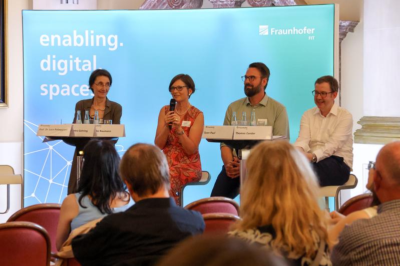 Podiumsdiskussion (v.l.): Prof. Petra Gehring, TU Darmstadt und Kuratorin des FIT; Dr. Elke Baumann, Bundesministerium der Finanzen; Sven Paul, Familienministerium; Thomas Zander, Sozialverband VdK NRW e.V.