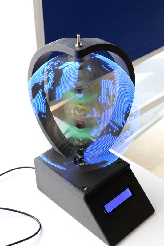 Ein interaktiver, rotierender Globus – möglich gemacht durch eine Platine mit 416 LEDs. Erst wenn sich die Platine schnell genug dreht und die LEDs immer zum richtigen Zeitpunkt aufleuchten, wird die Illusion einer Erdkugel perfekt
