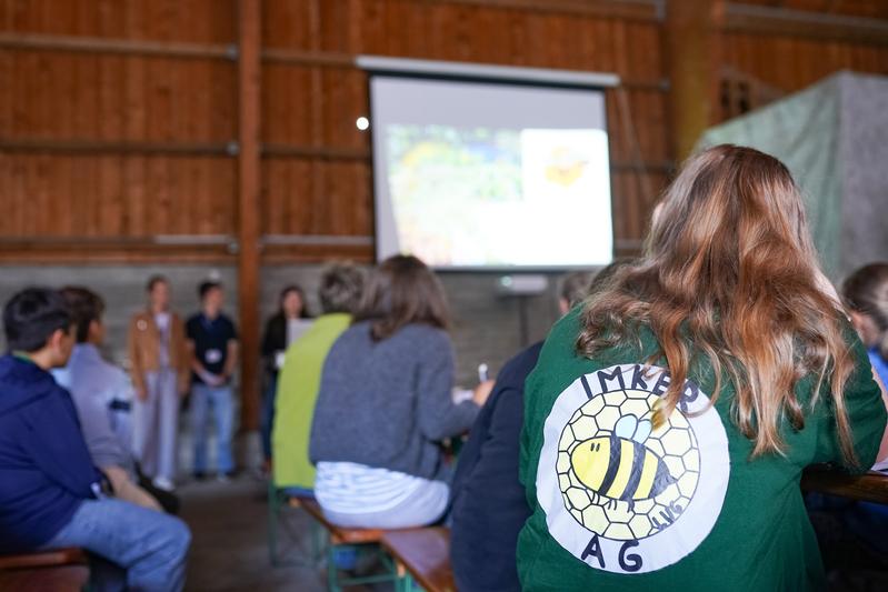 Über hundert Teilnehmende - Schüler, Wissenschaftler, Praktiker - kamen zu Bienenkonferenz auf das Hofgut Tachenhausen.