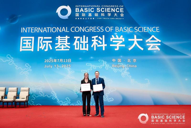 Marta Burgay (links) und Michael Kramer (rechts) nehmen den „Frontiers of Science Award“ 2025 im Namen aller Autoren der Veröffentlichung zum Doppelpulsarsystem von Kramer et al. (2021) entgegen. 