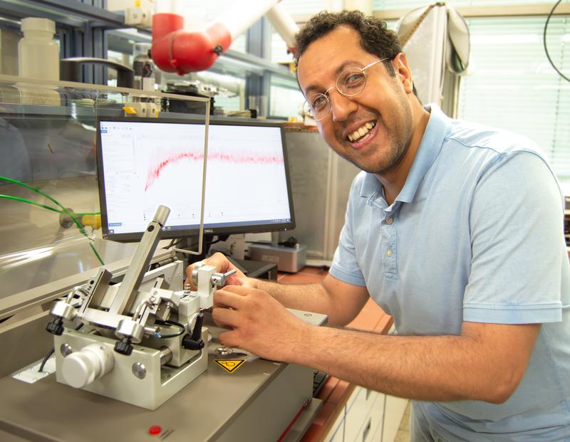 Mahmoud Elkady forscht im Team von Prof. Dr. Timo Sörgel an der Optimierung von Hartchromschichten. 