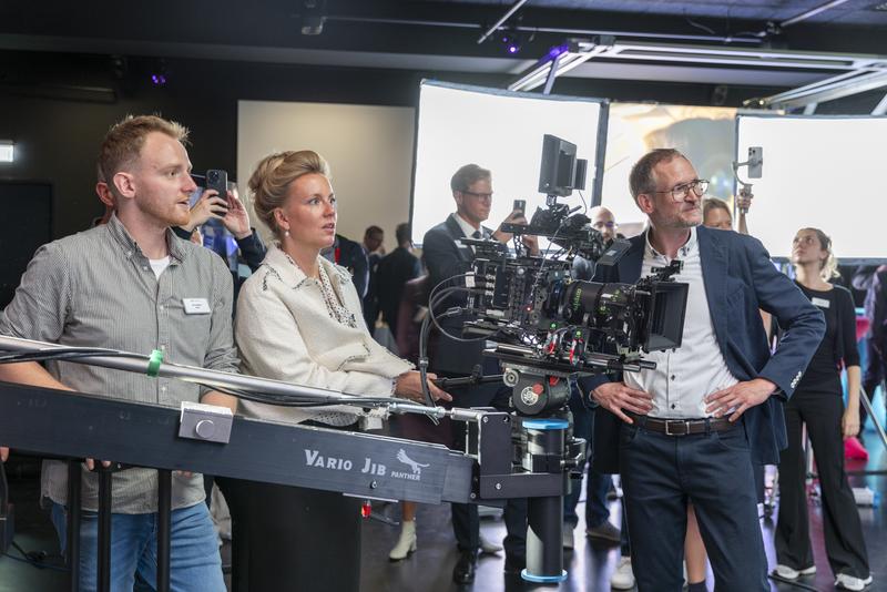 Ministerin Brandes an der Kamera mit Projektleiter Prof. Stefan Albertz (rechts)