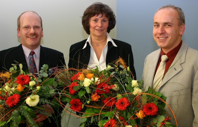 Die Preisträger: Dirk Preikszas (links) und Thomas Schmidt (rechts). Für den verstorbenen Wilfried Engel nimmt dessen Ehefrau (Mitte) den Preis in Empfang
