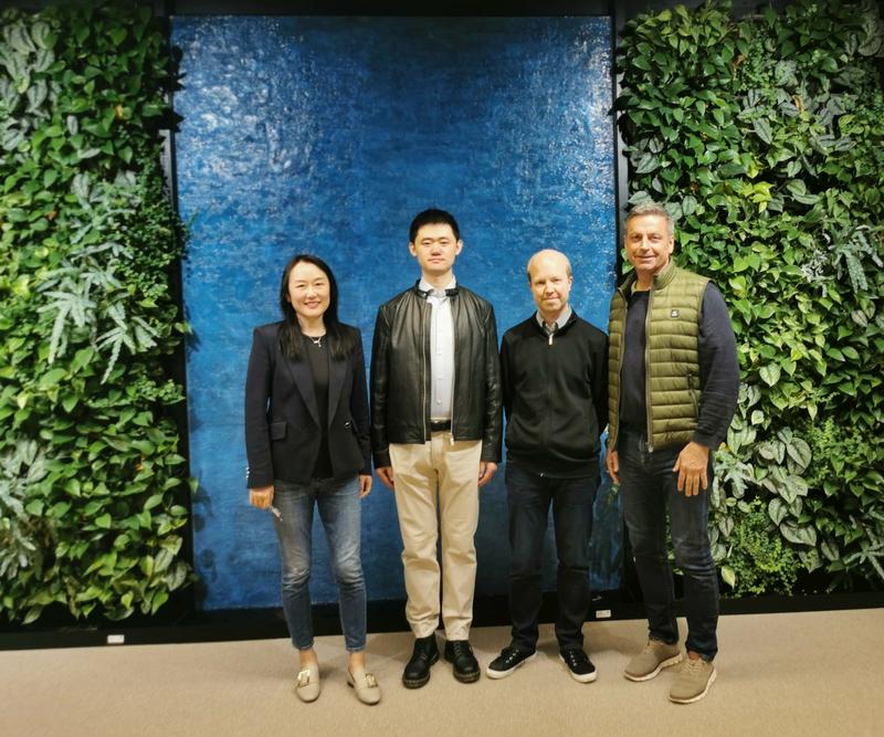 Das Stuttgarter Forschungsteam (von links nach rechts): Prof. Laura Na Liu, Dr. Xinxin Jing, Dr. Tobias Heil, und Prof. Peter A. van Aken.