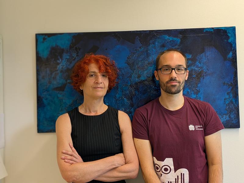 Giovanna Morigi, Professorin für theoretische Physik der Universität des Saarlandes, und ihr Doktorand Tom Schmit