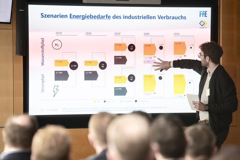 Projektingenieur Philipp Hench von der Forschungsgesellschaft für Energiewirtschaft erklärt anhand der neuen Trans4In-Studie 2.0 den steigenden Energieverbrauch des Bayerischen Chemiedreiecks innerhalb der verschiedenen Energieszenarien