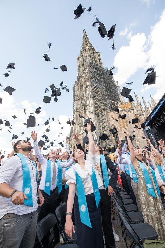 Zum Grande Finale fliegen hunderte Hüte vor der Kulisse des Ulmer Münsters in die Luft
