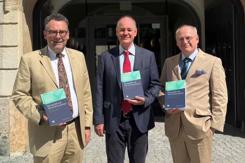 Die Herausgeber des Buches „Klimapolitik und Wirtschaftswachstum“ v.l.n.r.: Prof. Dr. Gerald Mann, Dr. Harald Bergbauer und Prof. Dr. Guido Pöllmann 