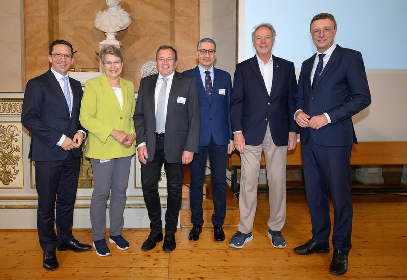 Von links nach rechts: Falko Mohrs, Petra Broistedt, Eberhard Bodenschatz, Ramin Golestanian, Axel Schölmerich, Patrick Cramer