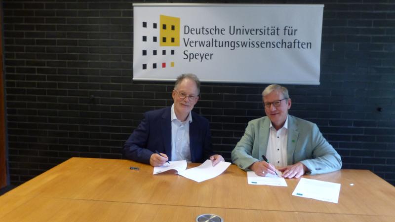 Klaus Effing (r.) und Holger Mühlenkamp bei der Vertragsunterzeichnung