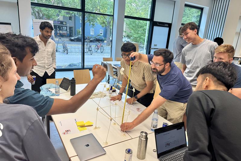 Bei der Team-Challenge geht es darum, aus 20 Spaghetti einen möglichst hohen Turm zu bauen und mit einem Marshmallow zu krönen – die Konstruktion muss frei stehen können 