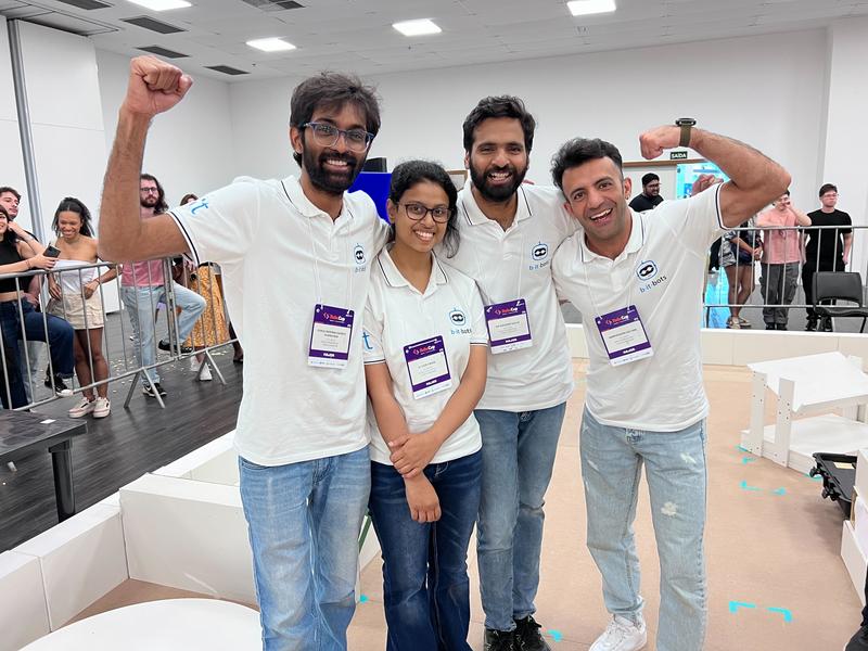 Haben mit ihrem Arbeitsroboter den RoboCup-Weltmeistertitel geholt Gokul Krishna Gandhi Chenchani, Ayusee Swain, Anudeep Sai Sajja und Amirhossein Soltani, alle Studierende im Masterstudiengang Autonome Systeme