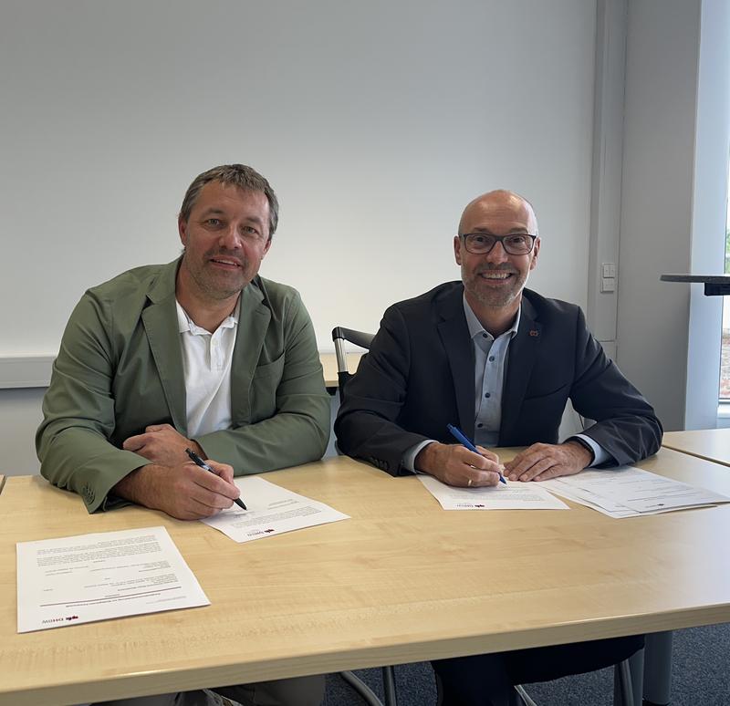 Markus Senger, Teamleiter Ausbildung Walldorf, SAP SE, und Prof. Dr.-Ing. Stephan Schenkel, Rektor der DHBW Karlsruhe, unterzeichnen die Kooperationsvereinbarung zur strategischen Zusammenarbeit der DHBW Karlsruhe und der SAP SE