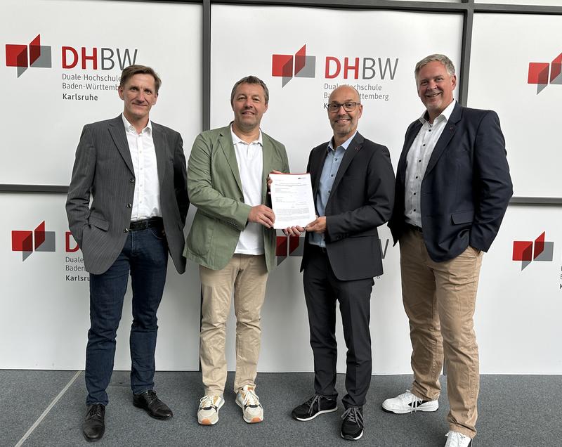 Prof. Dr. Sebastian Ritterbusch, Markus Senger, Prof. Dr.-Ing. Stephan Schenkel und Prof. Dr. Roland Küstermann sind stolz auf die unterzeichnete Kooperationsvereinbarung zwischen der DHBW Karlsruhe und der SAP SE