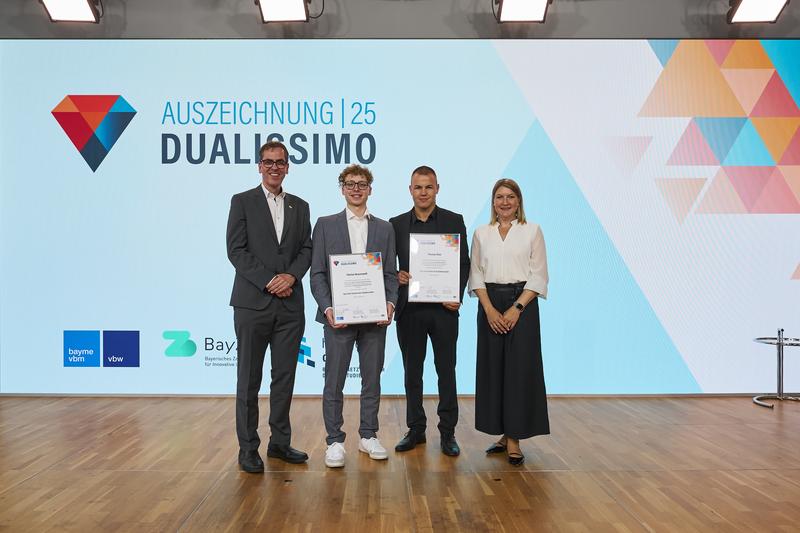 Florian Braumandl (2. von links) und Thomas Riss (2. von rechts) gehören zu den fünf besten Absolventinnen und Absolventen eines dualen Studiums in Bayern. 