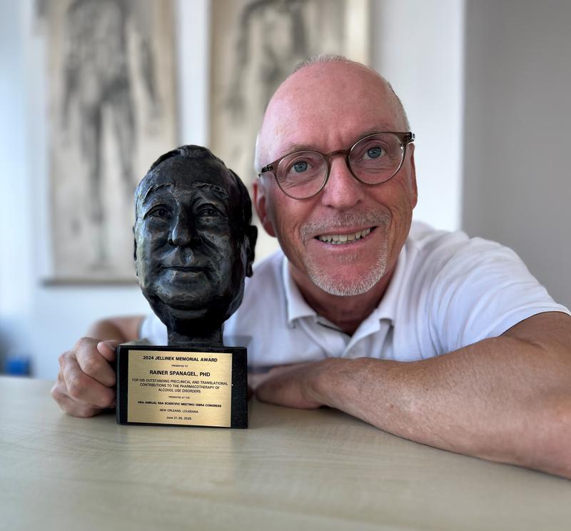 Neben dem Preisgeld hat Prof. Dr. Rainer Spanagel eine Skulptur des Namensgebers erhalten. 