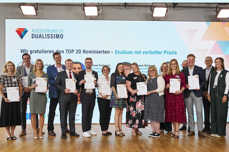 „Dualissimo“-Preisverleihung in München: THWS-Absolvent Lukas Kinne (6. v. li.) gehört zu den Top-20-Nominierten der bayerischen Hochschulen