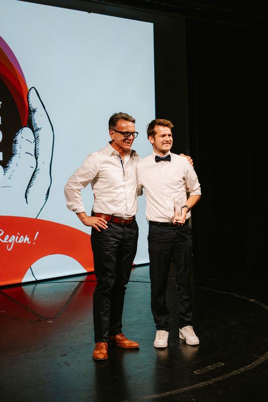 Anton Achhammer (rechts), wissenschaftlicher Mitarbeiter der OTH Regensburg, erhält aus den Händen des Laudators Peter Knuth den Sonderpreis „Zukunftsblick“.
