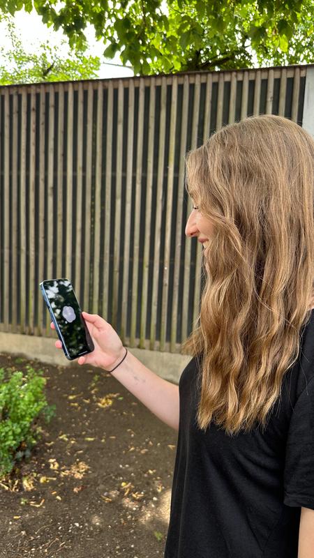 Im direkten Gespräch mit der KI: Eine Studieninteressierte nutzt den neuen KI-Studienberater der OTH Regensburg via Sprachfunktion am Smartphone