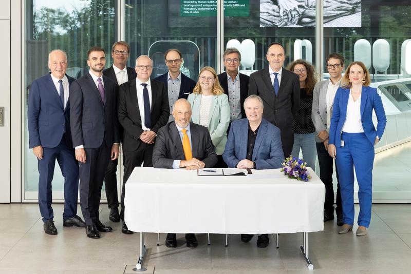Representatives of EMBL and of the Boehringer Ingelheim Stiftung at the EMBL Imaging Centre in Heidelberg.