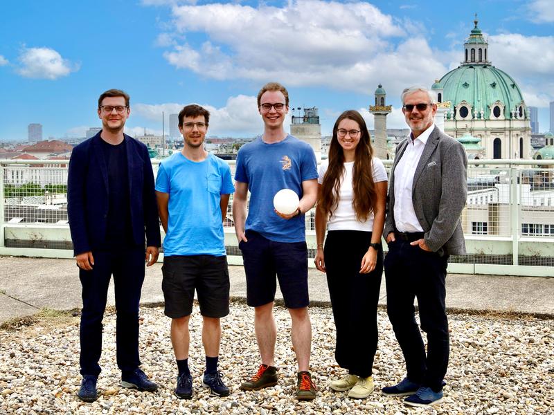 Das Autorenteam der TU Wien (v.l.n.r.): Richard A. Wilhelm, Gyula Nagy, Johannes Brötzner (Erstautor der Studie), Martina Fellinger, Friedrich Aumayr (Bild: David Rath, TU Wien)