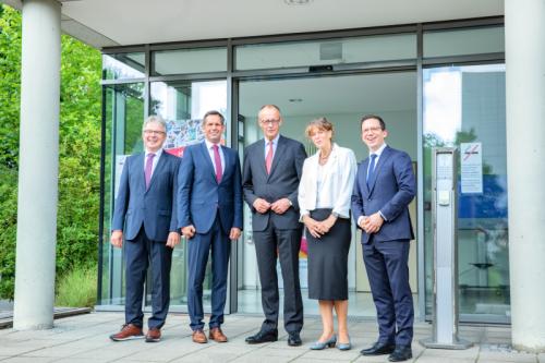 Bundeskanzler Friedrich Merz (Mitte) und Ministerpräsident Olaf Lies (2.v.l.) wurden von MHH-Präsidentin Professorin Denise Hilfiker-Kleiner, Wissenschaftsminister Falko Mohrs (rechts) und RESIST-Sprecher Professor Reinhold Förster im Hans-Borst-Zentrum begrüßt.