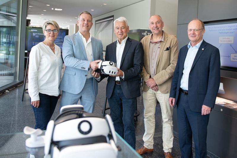 Dr. Claudia Grab-Knoll, Leiterin des Bereichs Studium und Lehre der Medizinischen Fakultät, Markus Herkersdorf, CEO TriCAT GmbH, Prof. Thomas Wirth, Dekan Medizin, Studiendekan Medizin Prof. Tobias Böckers und Prof. Michael Weber, Präsident der Uni Ulm