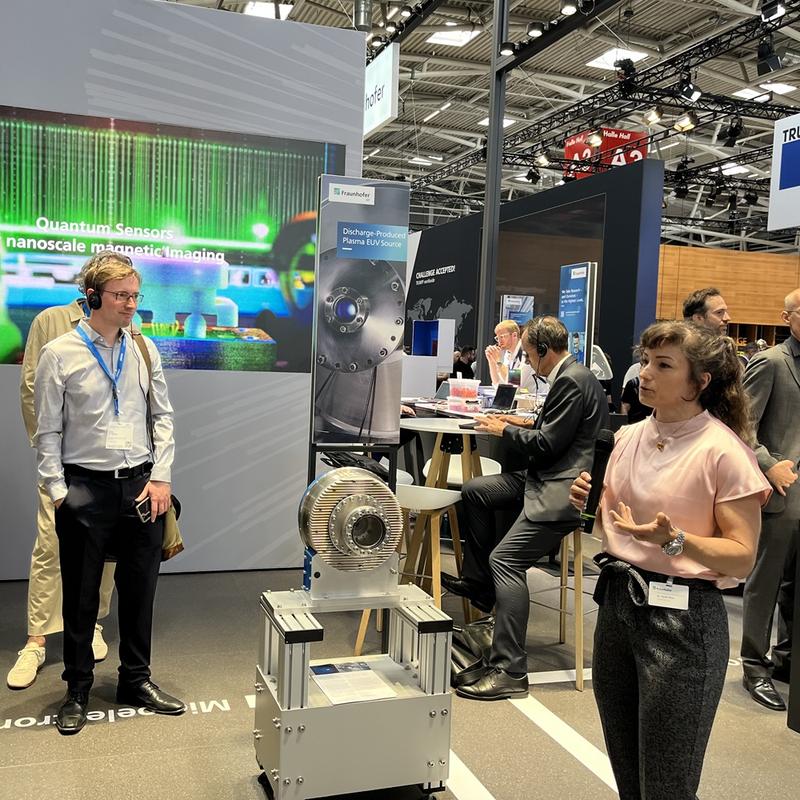 Dr. Sarah Klein vom Fraunhofer ILT (vorne rechts) präsentierte auf dem Fraunhofer-Presserundgang eine kompakte EUV-Quelle, die derzeit für Industrie und Forschung als »Arbeitspferd« für Messverfahren im EUV-Bereich verwendet wird.