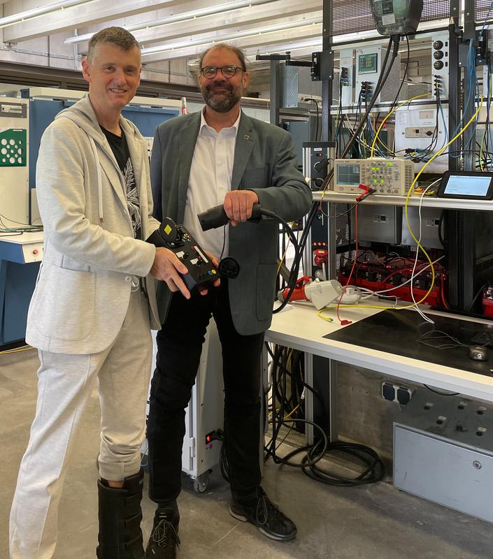 Prof. Dr. Eberhard Waffenschmidt und Prof. Dr. Ingo Stadler vom Cologne Institute for Renewable Energy der Fakultät für Informations-, Medien- und Elektrotechnik der TH Köln leiteten das Projekt. 