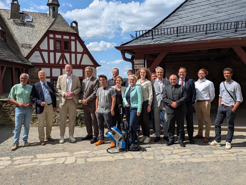 Gruppenfoto mit RLP-Innenminister Michael Ebling (3.v.l.), Prof. Dr. Florian Schill (betreuender Professor, Hochschule Mainz)(5.v.l.) und Sarah Hillen (Masterstudentin Geoinformatik und Vermessung, Hochschule Mainz) (5.v.l.)