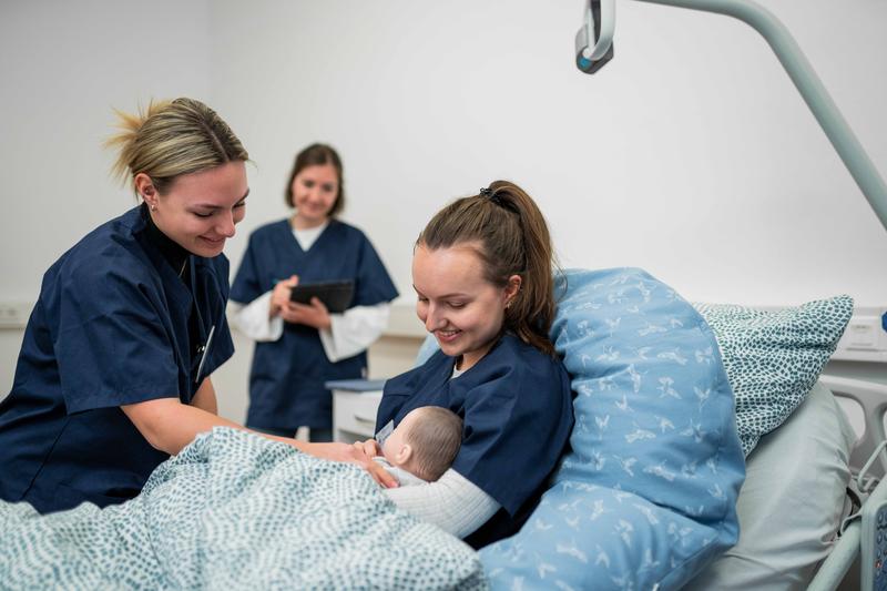 Studierende der Hebammenwissenschaft im Skills- und Simulationszentrum der Hochschule (Bild: HWG LU) 